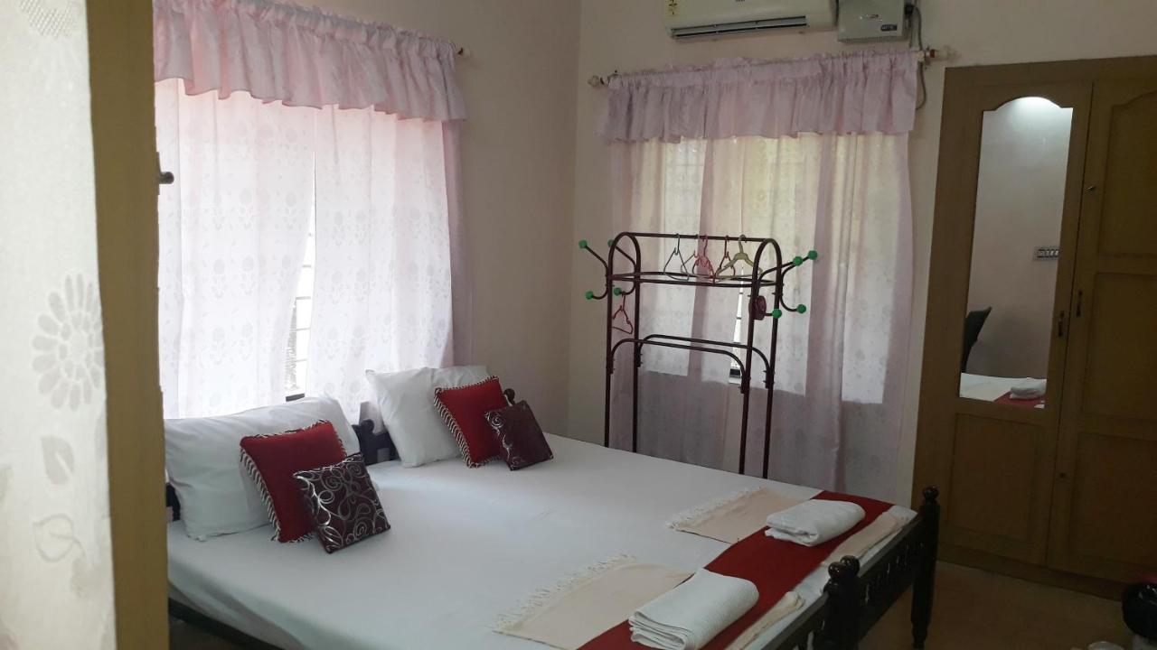 Valiyathayil Home Stay Kochi Exteriör bild