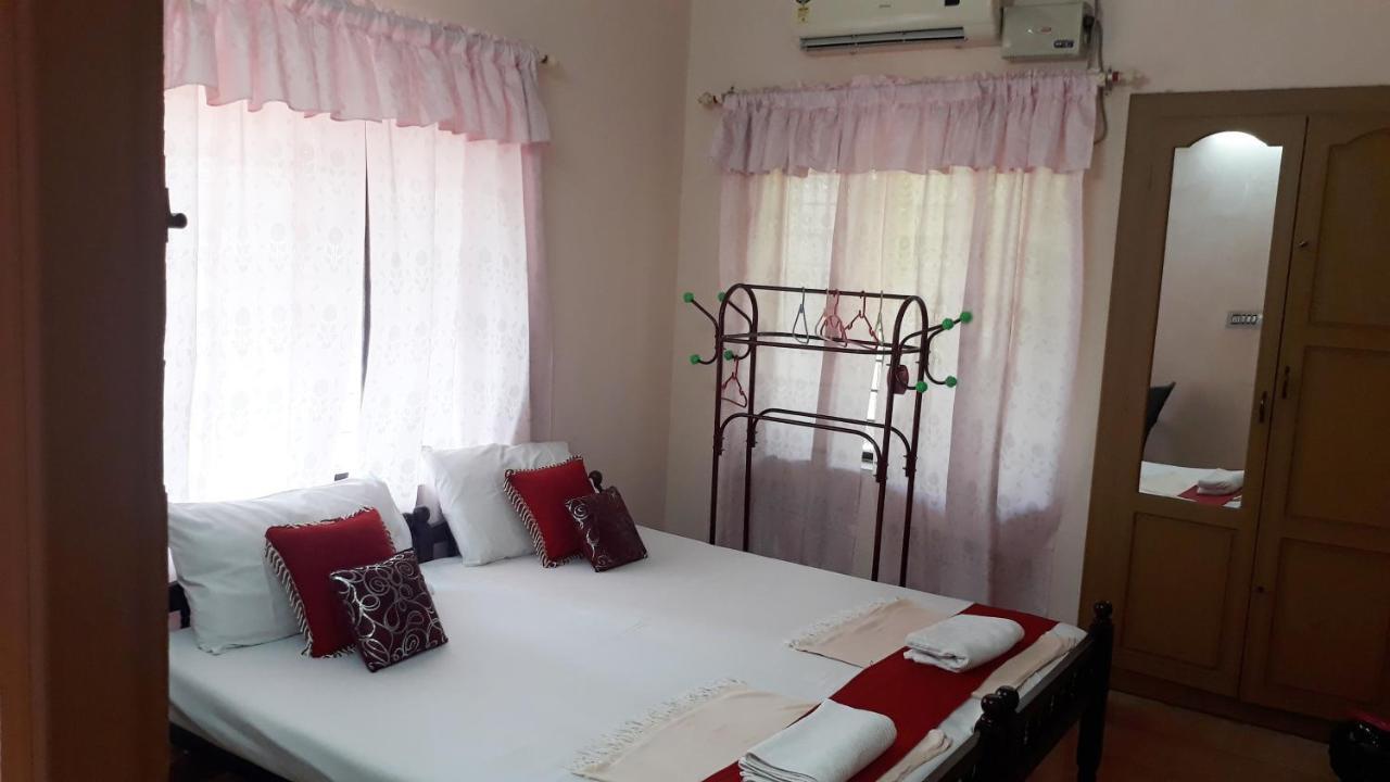 Valiyathayil Home Stay Kochi Exteriör bild